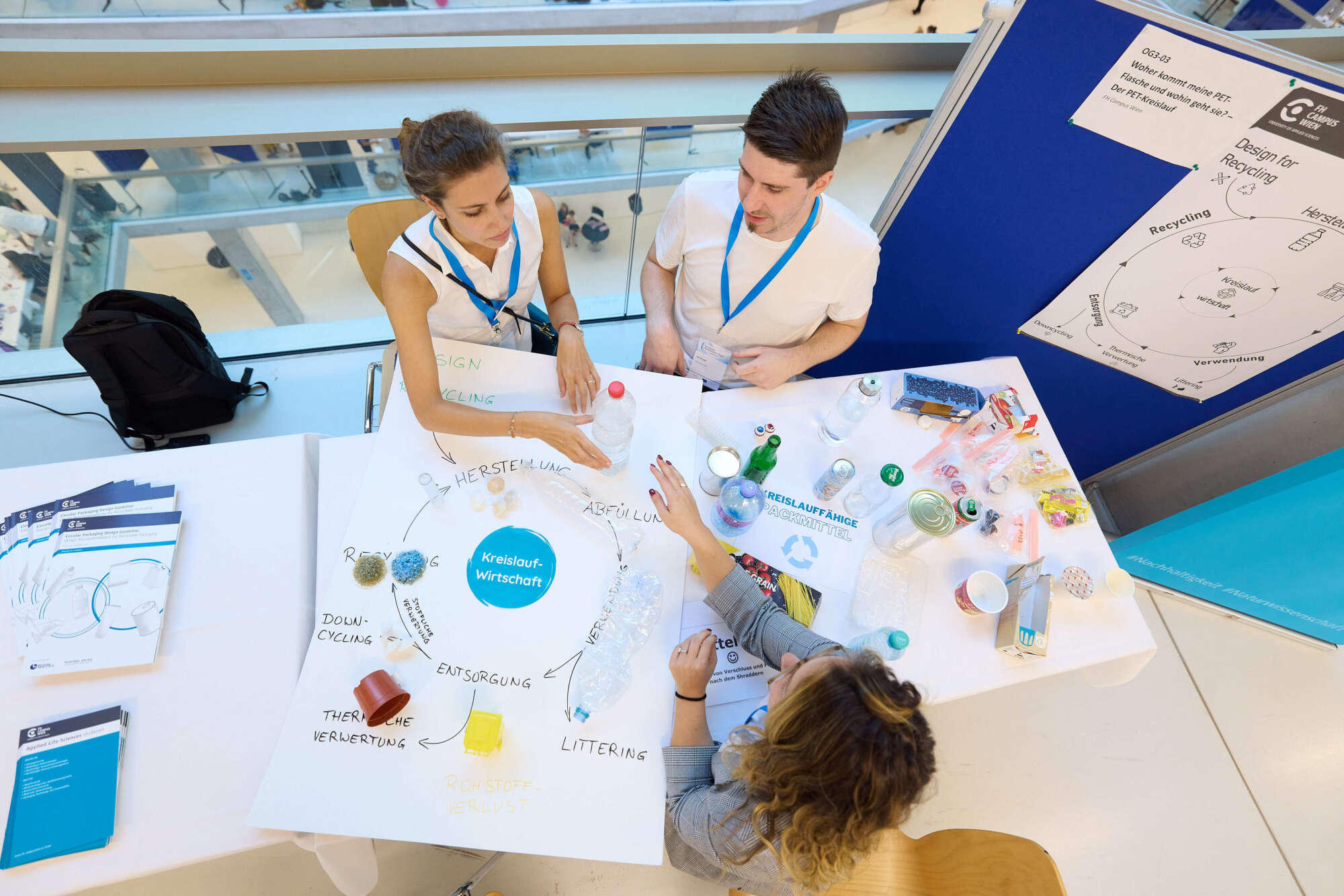 junge menschen beim recyclen