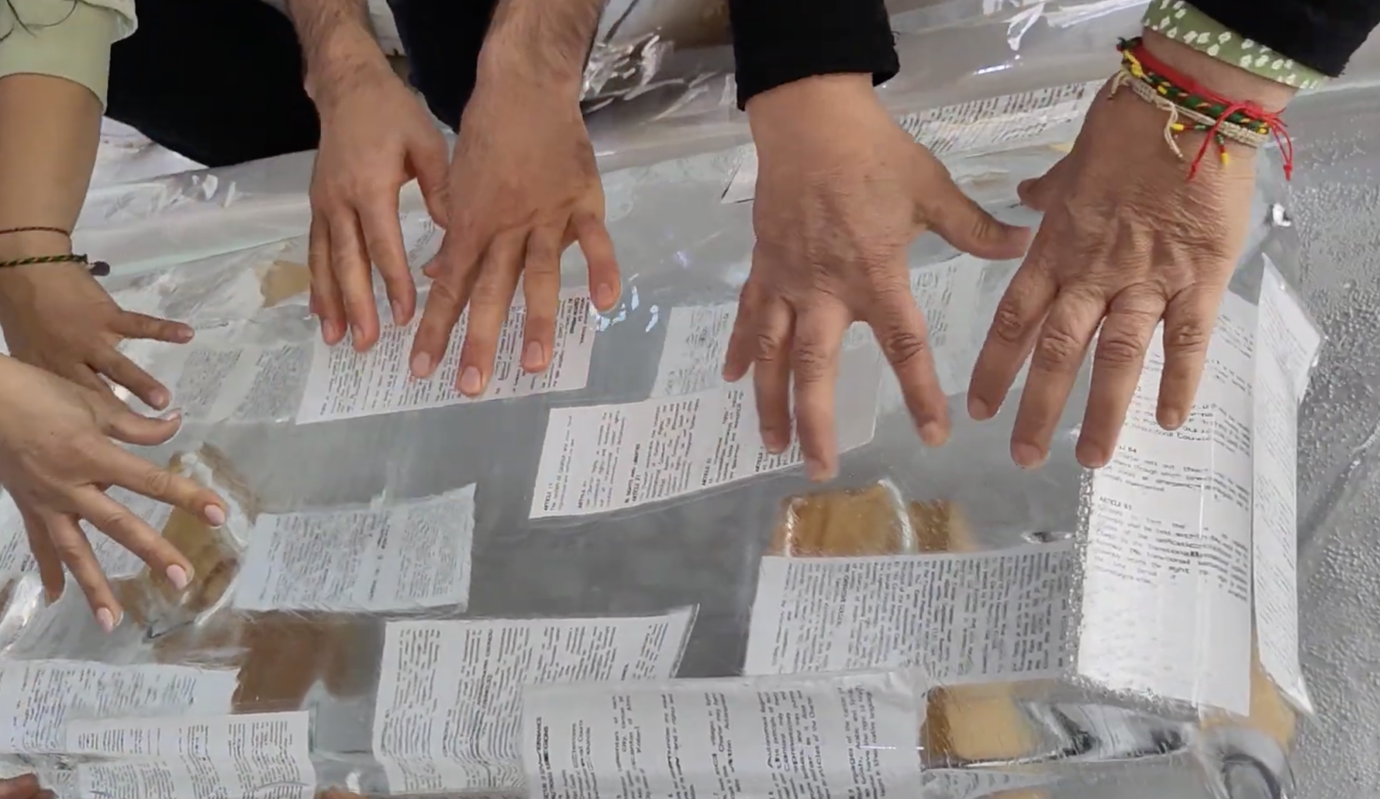 Hände die sich über Papier in einem Block strecken