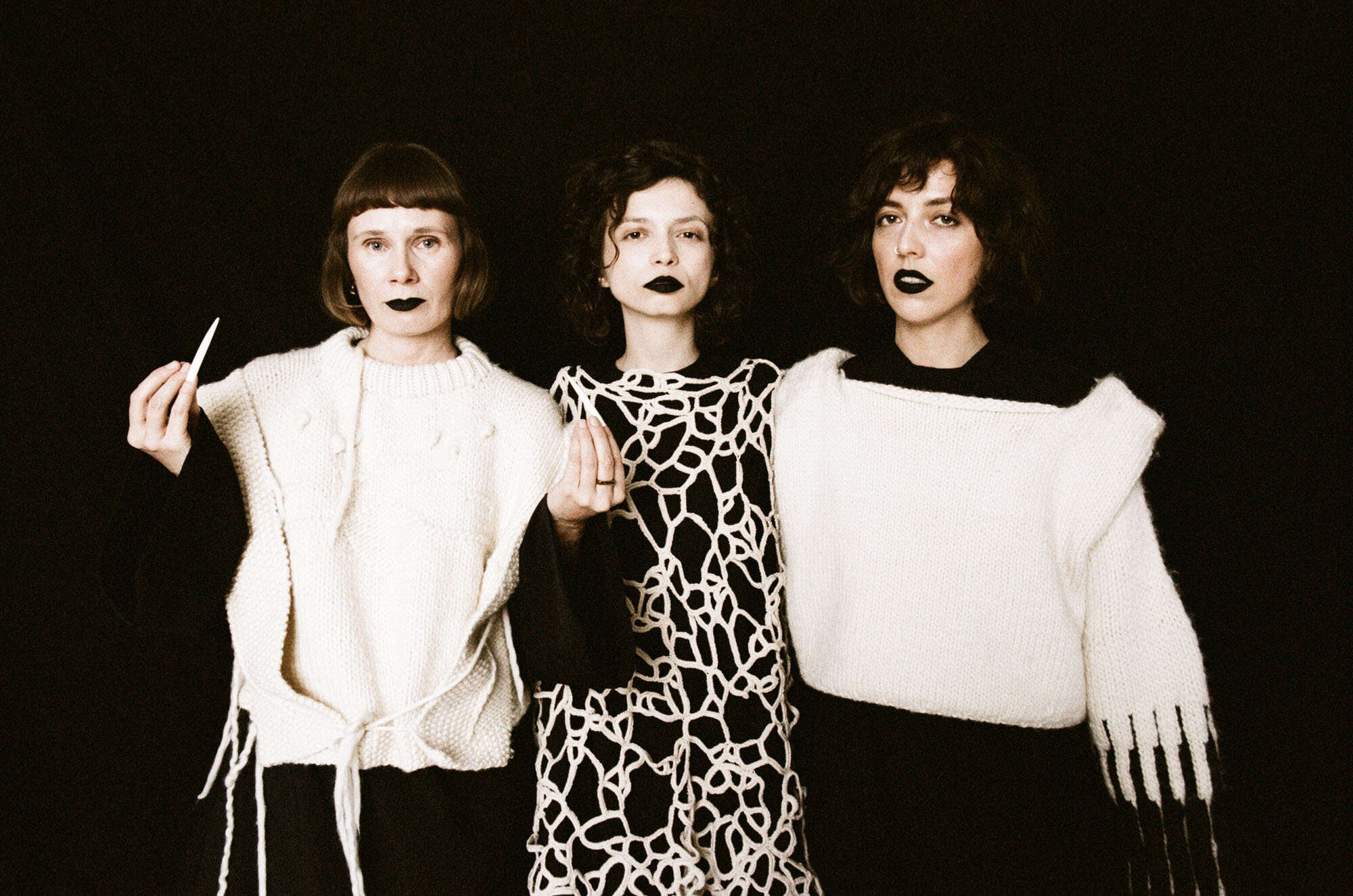 Drei Frauen mit dunklem Lippenstift