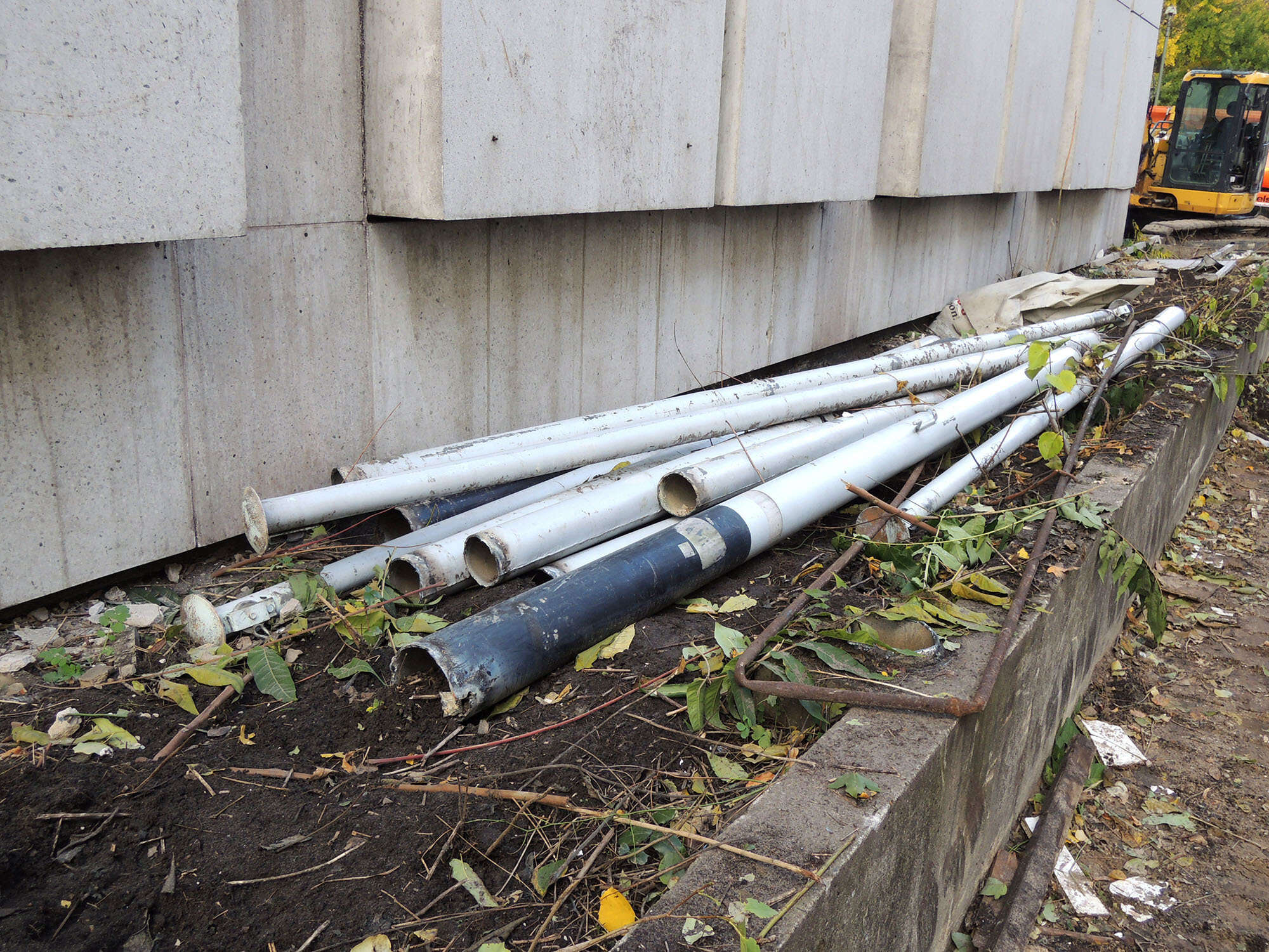 Abgebaute Fahnenmasten