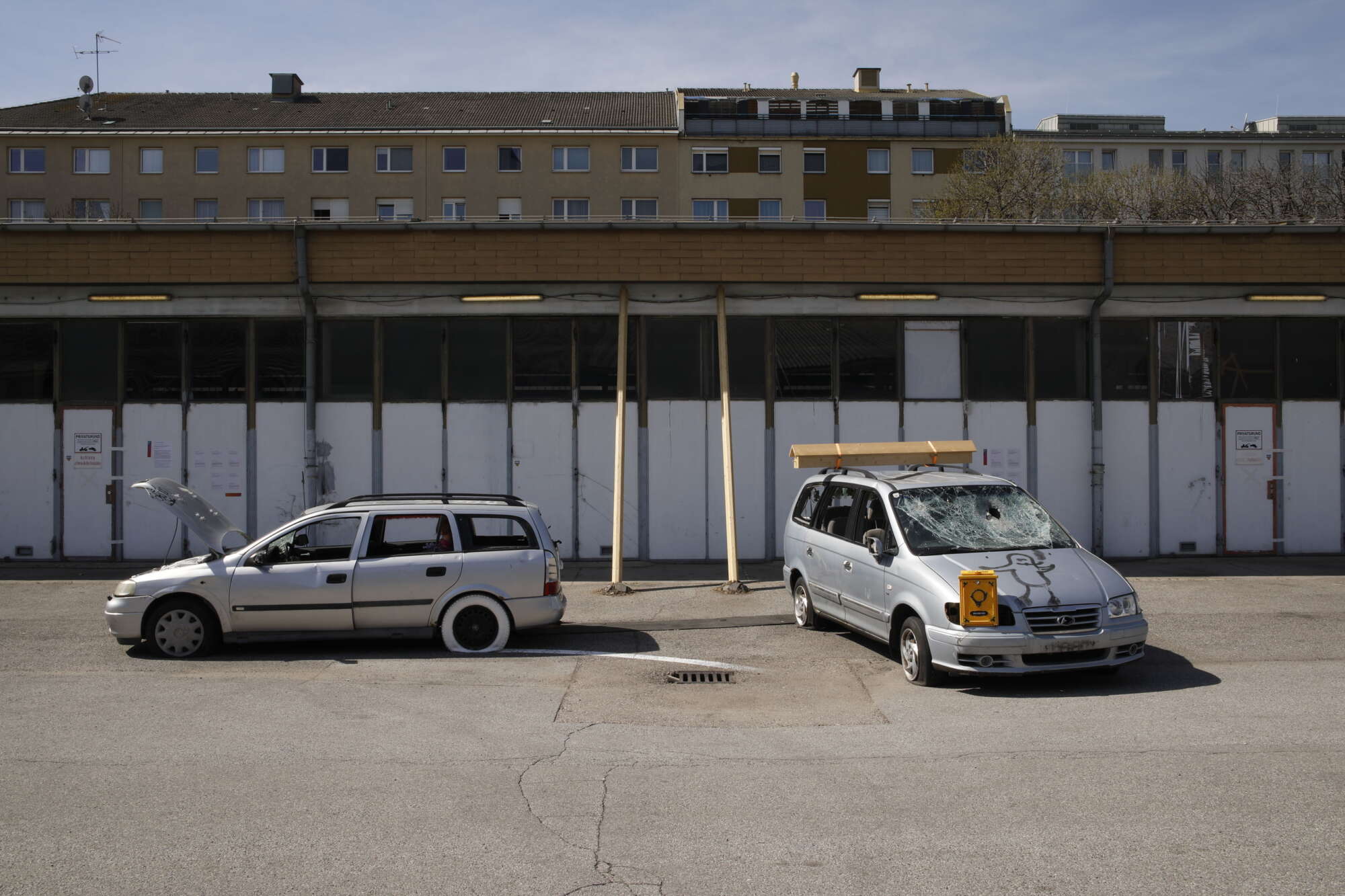 Zwei Autos am Festivalareal